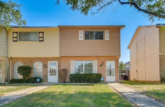 Bossier City Townhome with Patio and Outdoor Dining!