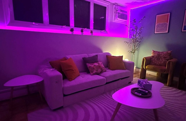 Boston Cozy 4BD/15min to Downtown/Airport + Backyard and Parking