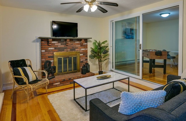 Boston Duplex w/ Foosball Table: 11 Mi to Downtown