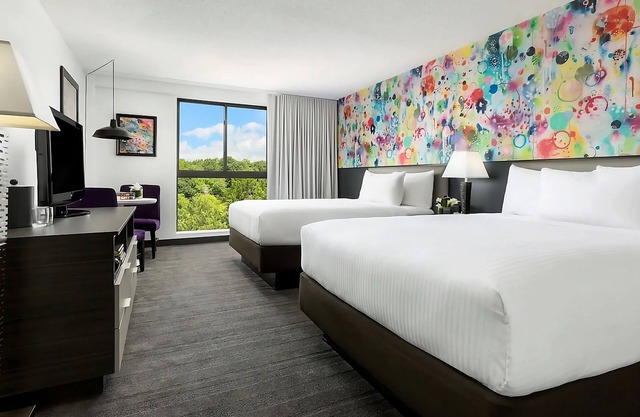 Boston Getaway! Short Drive to Fenway Park, TD Garden, New England Aquarium!