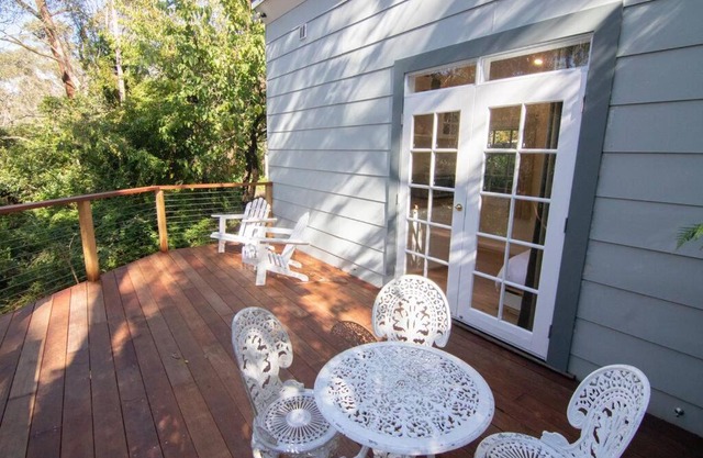 Bottlebrush Cabin, cosy private cabin in the trees