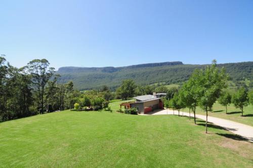 Bottlebrush Lodge Great views and a pool