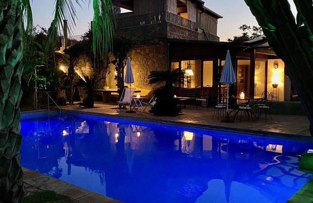 "Bougainvillea cottage" with garden, swimming pool and spa hot tub