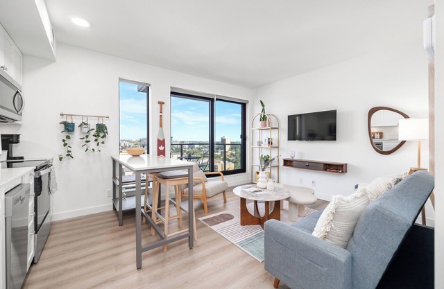 Bougie - Bohemian Luxury Condominium in Bridgeland! 10 Min walk to Downtown.