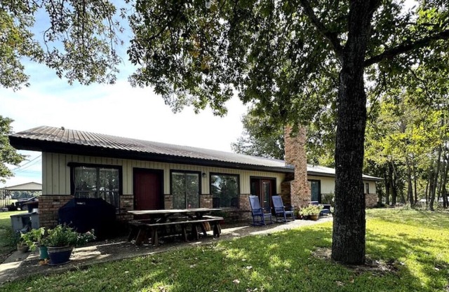 Bouj-Ranch Hse near lake w 20ac