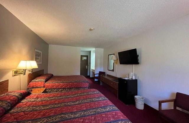 Boulder Bear Motor Lodge - Two Queen Beds 115 Front