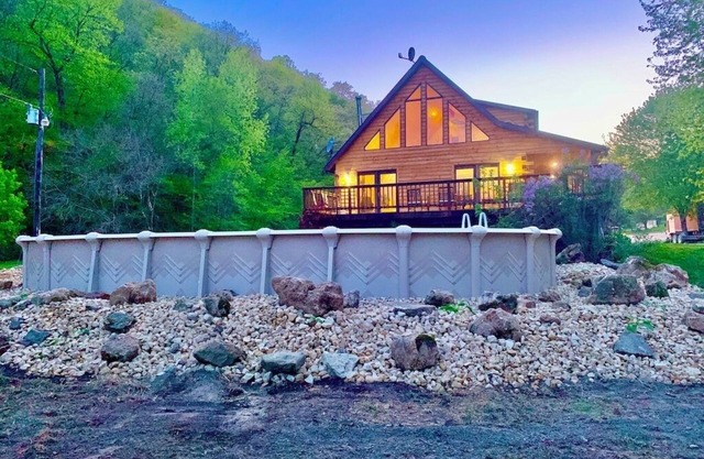 Boulder Run Log Cabin w/ Hot Tub and Pool