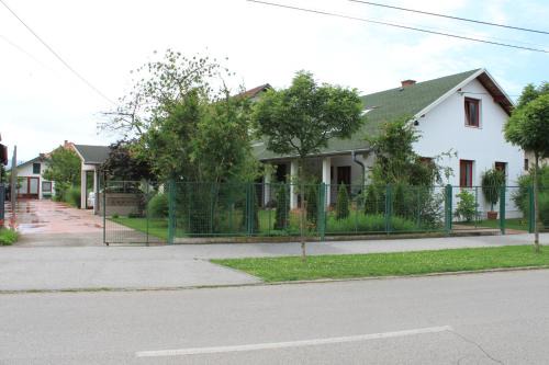 Boulevard Garden House - Free and save parking in the locked yard