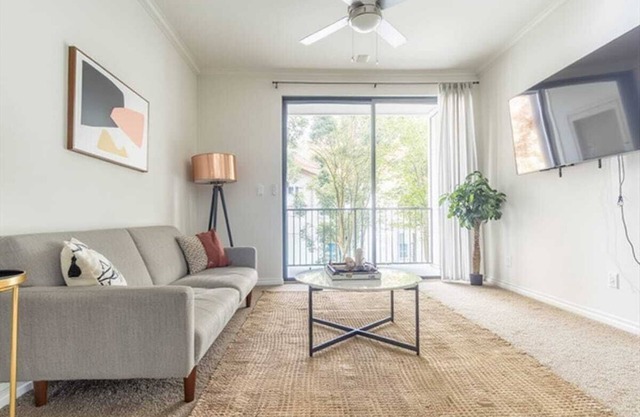 Convenient 1BR King Suite Pool, Gym & Parking 03