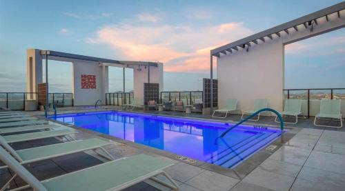 Boulevard Stays Modern Highrise STU Sky Pool Parking Gym 07