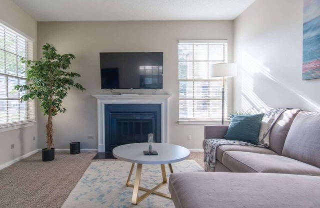 Tranquil 1BR King Suite w/ Pool, Gym, Parking 04