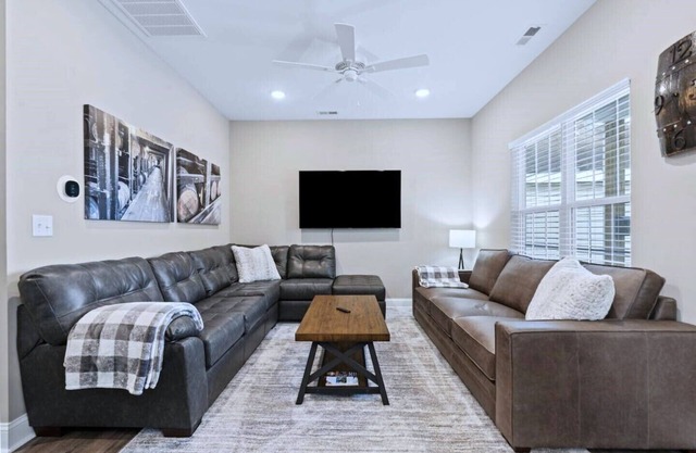 Bourbon Run - HotTub/ Ark 30min/ Horse Park 12min/ Walk Downtown/ 4BR Sleeps 8