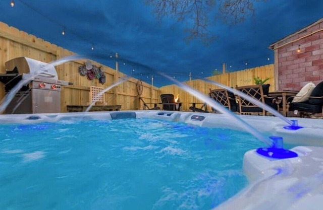 Bourbon tour destination w/ hot tub & outdoor area