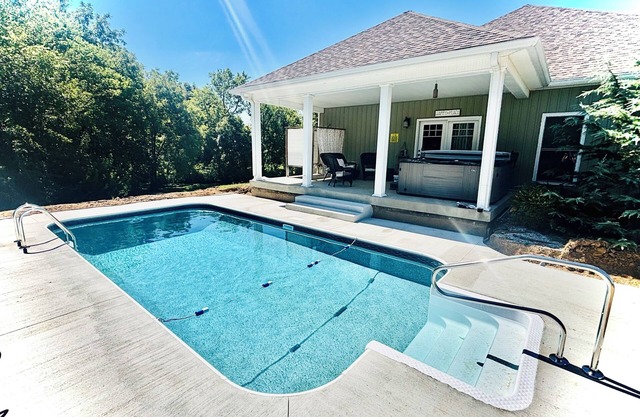Bourbon Trail Fun Zone! HotTub! Pool Table! Ping Pong! Golden Tee! Big Yard!