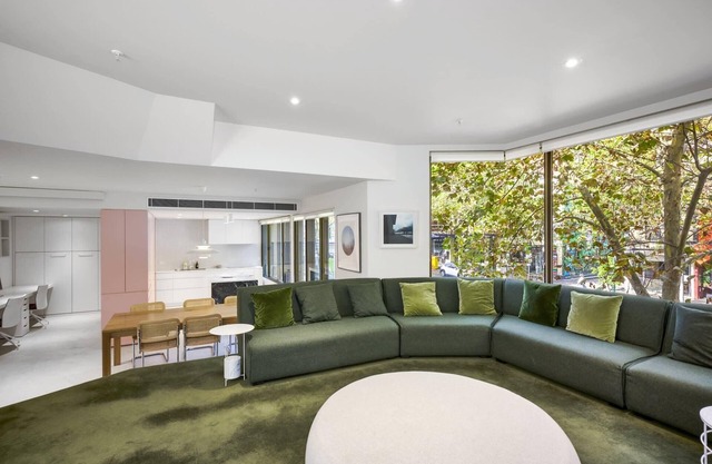 Chic Urban Escape - Melbourne Luxury Apartment