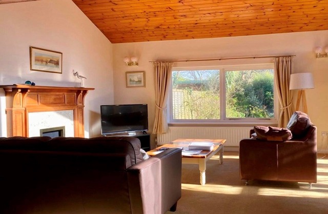 BOURNECOAST: Casa de 4 dormitorios en Mudeford con amplio jardín y estacionamiento -HB6277