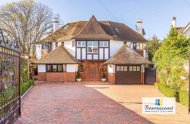 Bournecoast: Beautiful Six Bedroom House with Amazing Sea views - HB9555
