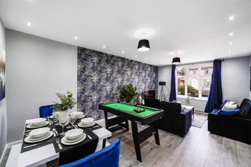 Boutique 4 Bedroom House in London - Parking