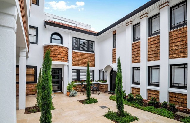 Boutique Art Deco Apt+Beach, Park, Shops, Cafes F1