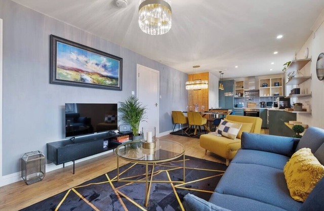 Boutique Beachside Apartment with Jacuzzi Bath