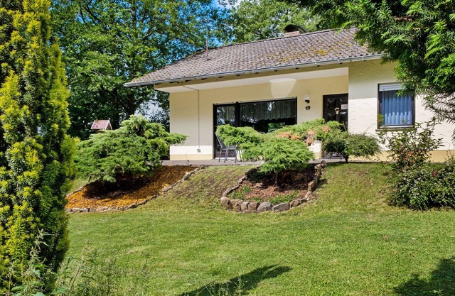 Idóneo Bungalow en Feusdorf cerca del bosque