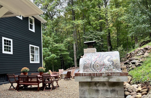 Boutique cottage in the woods near lake - 2 KING beds - waterfall & creek