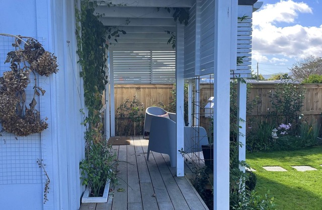 Boutique French Cottage - Walk to Town!