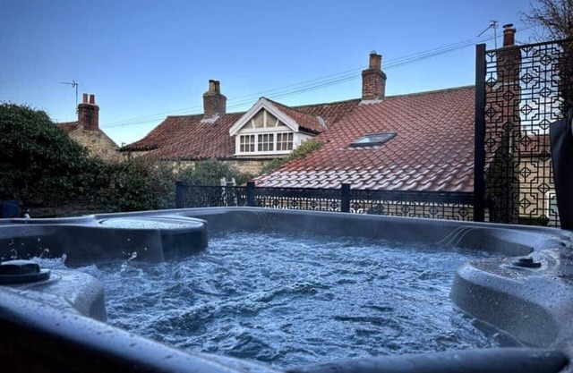 Boutique luxury countryside cottage with hot tub, log burner, 4 poster & firepit
