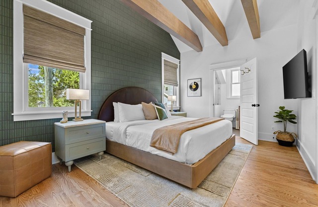 Boutique Luxury King Suite Spa Shower, Chef Kitchen, Fireplace, Walk to Dining