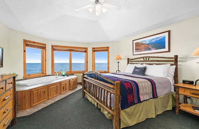 Boutique Luxury On Lake Superior! Stunning Views Sunrise/Moon Waves Romantic
