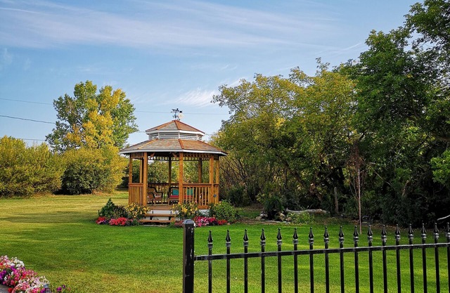Boutique rental suite in antique church,15 mins from Lake Diefenbaker! Sleeps 6+