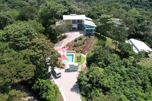 Boutique Tropical Retreat, Sleeps 10, Perfect for Friends and Fams