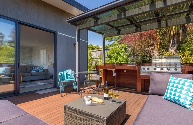 Boutique unit with private deck and outdoor kitchen near shops and social hub