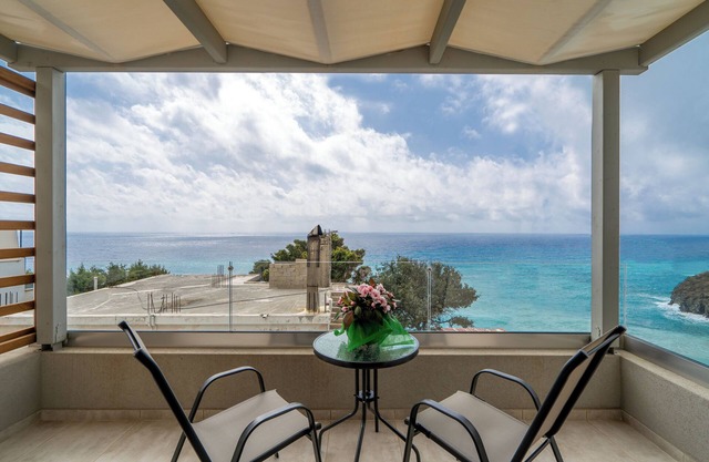 Boutique villa for 6 people, new build, sea view, close to the beach
