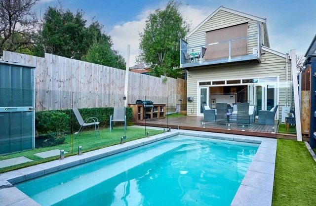 Bowen Street Family Retreat with Pool