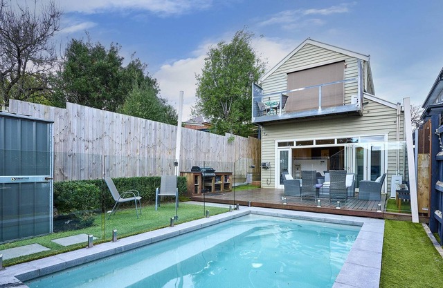 Bowen Street Family Retreat with Pool