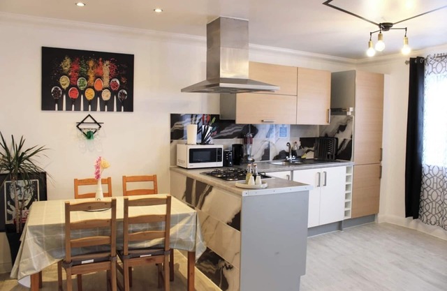 Bowery Apartment - 2 Bedrooms 1st Floor