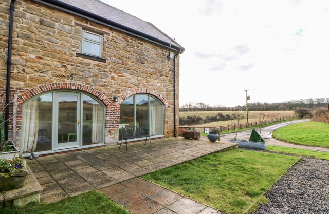 BOWES BARN, pet friendly, character holiday cottage in Ouston