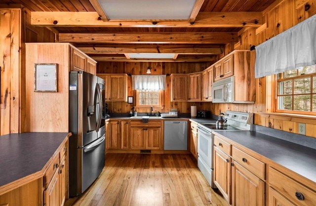 🎀 Bows Lakeside Cabin - 4000sqft. Dock. Cinema. Firepit ➠ 9776