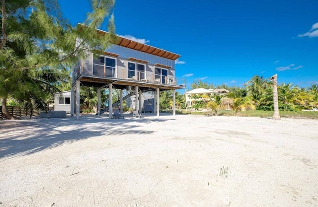 Una experiencia fuera de la caja en esta moderna casa frente a la playa con estilo urbano