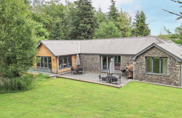 BRACKEN GROUND, pet friendly, luxury holiday cottage in Coniston