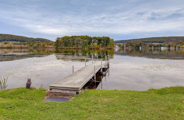 Bradford Lake House w/ Dock: Near Wineries!