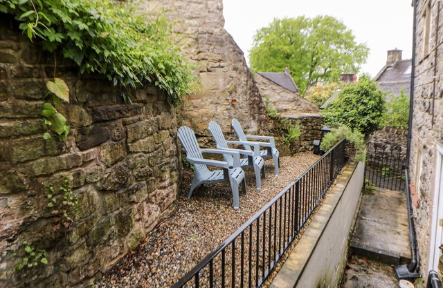 BRADLEY HOUSE, pet friendly, character holiday cottage in Winster