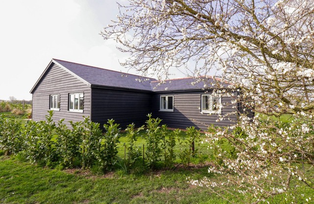 BRAMLEY COTTAGE, family friendly, with a garden in St. Osyth