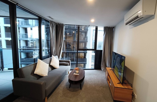 Brand new 1B apartment in Woden center POOL GYM