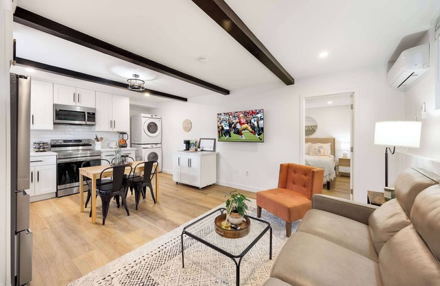 Brand New 1BR Designer's Oasis 1min to I-5 | Costo