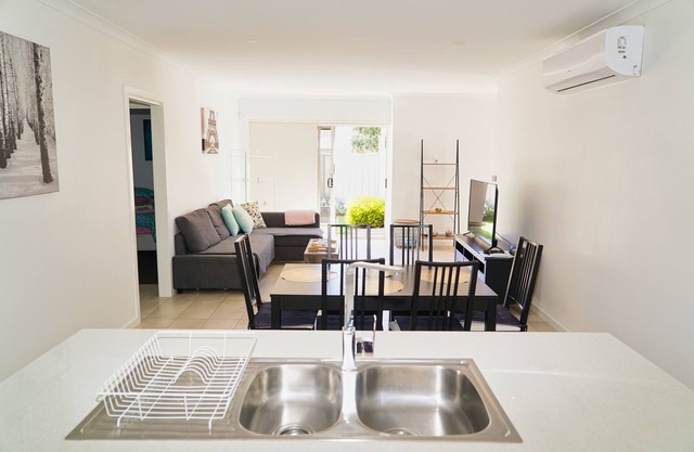 Nueva unidad de 2 BD en Deer Park VIC cerca de la estación de tren de Deer Park- FWY- CITY