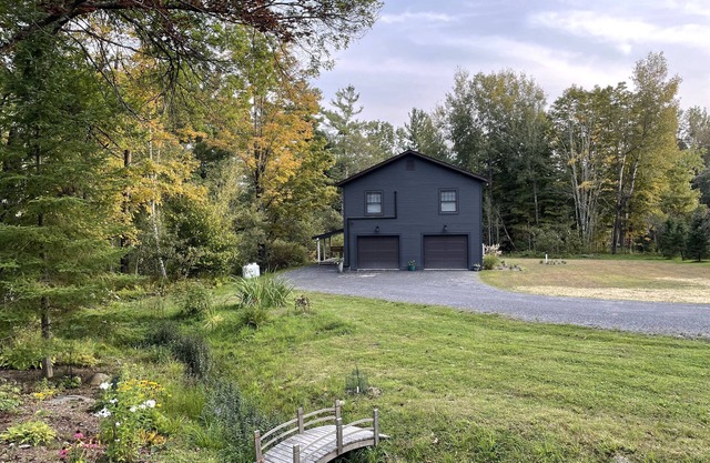 Brand new 2-bedroom chalet with new private 6 person hottub