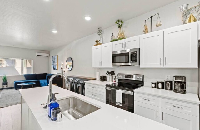 Brand New 2BD, 1.5BTH Triplex Unit Near Downtown!