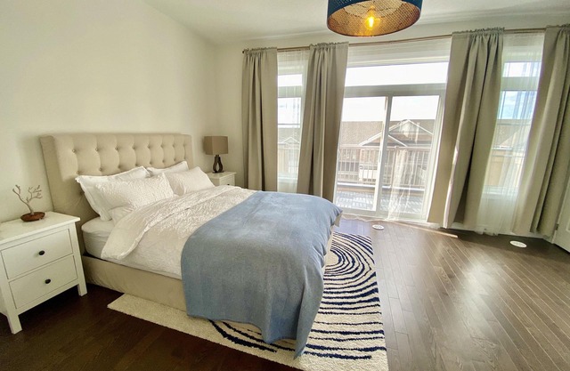 Nuevo 2bdr Townhouse + 1. 5G internet + 175 canales de TV + estacionamiento
